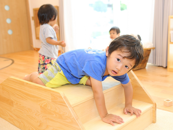 保育園の子どもとおもちゃ