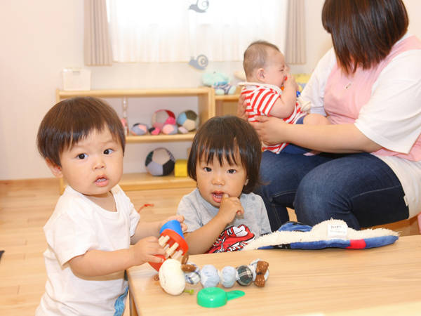 おもちゃで遊ぶ保育園の子ども